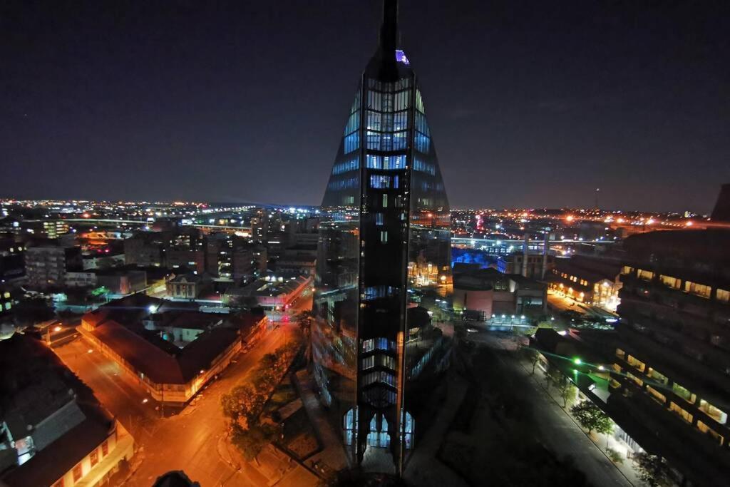 Апартаменты 1507-Amazing Views & Unique Joburg Cbd Luxury Йоханнесбург Экстерьер фото