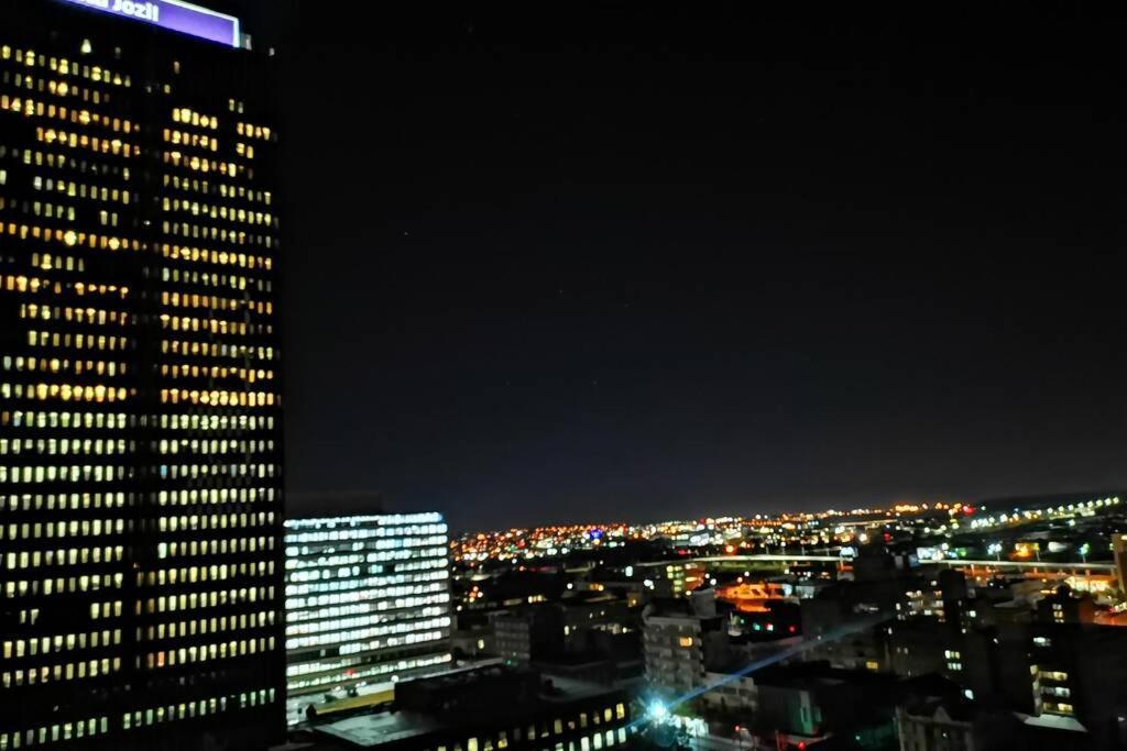 Апартаменты 1507-Amazing Views & Unique Joburg Cbd Luxury Йоханнесбург Экстерьер фото