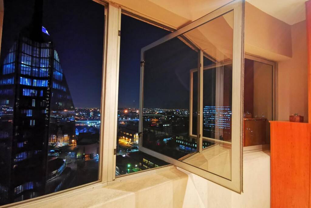 Апартаменты 1507-Amazing Views & Unique Joburg Cbd Luxury Йоханнесбург Экстерьер фото